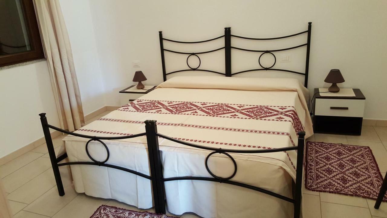 Bed and Breakfast Il Girasole Domus De Maria Exterior foto