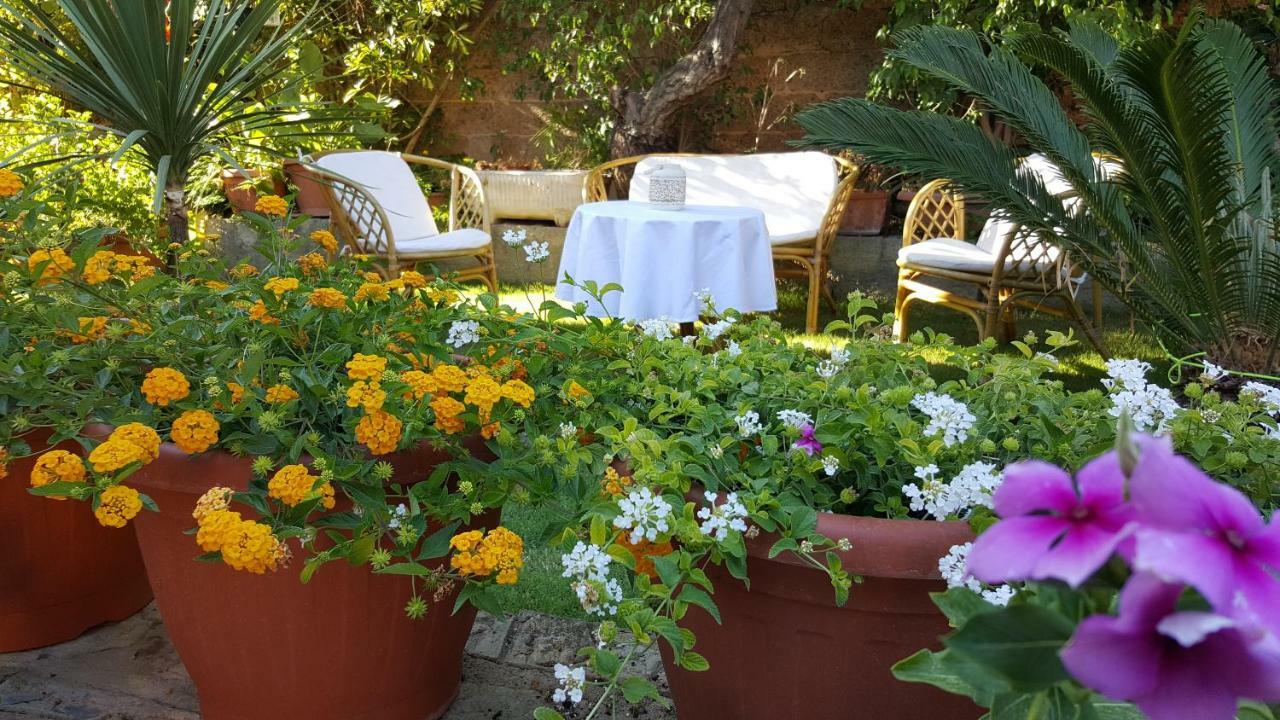 Bed and Breakfast Il Girasole Domus De Maria Exterior foto