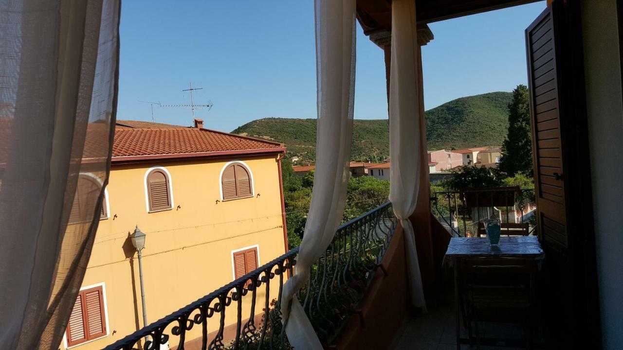 Bed and Breakfast Il Girasole Domus De Maria Exterior foto